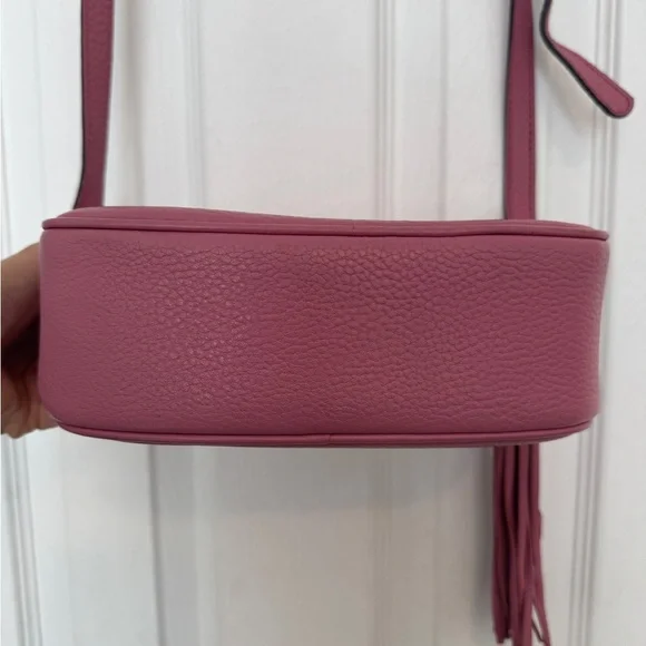 Gucci Pink Crossbody Bag with Iconic GG Logo and Leather Tassel - Picture 4 of 6